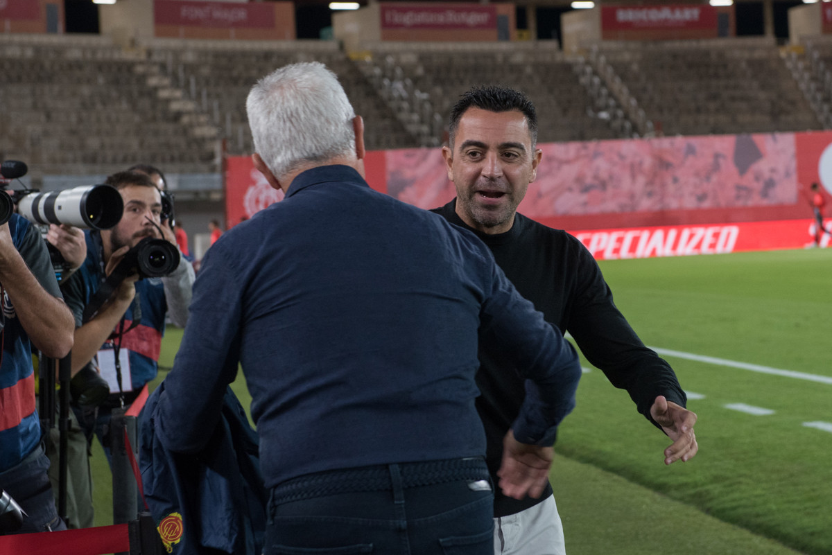 Xavi Hernández, saludándose con Javier Aguirre antes del Mallorca-Barça / EFE