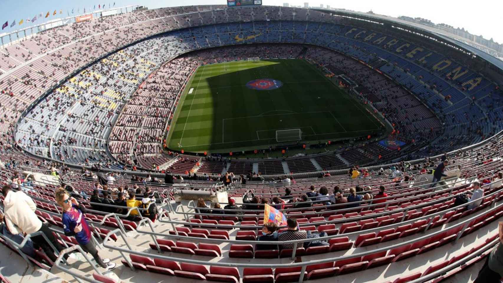 Los aficionados azulgranas en el Camp Nou, durante un partido del Barça / EFE