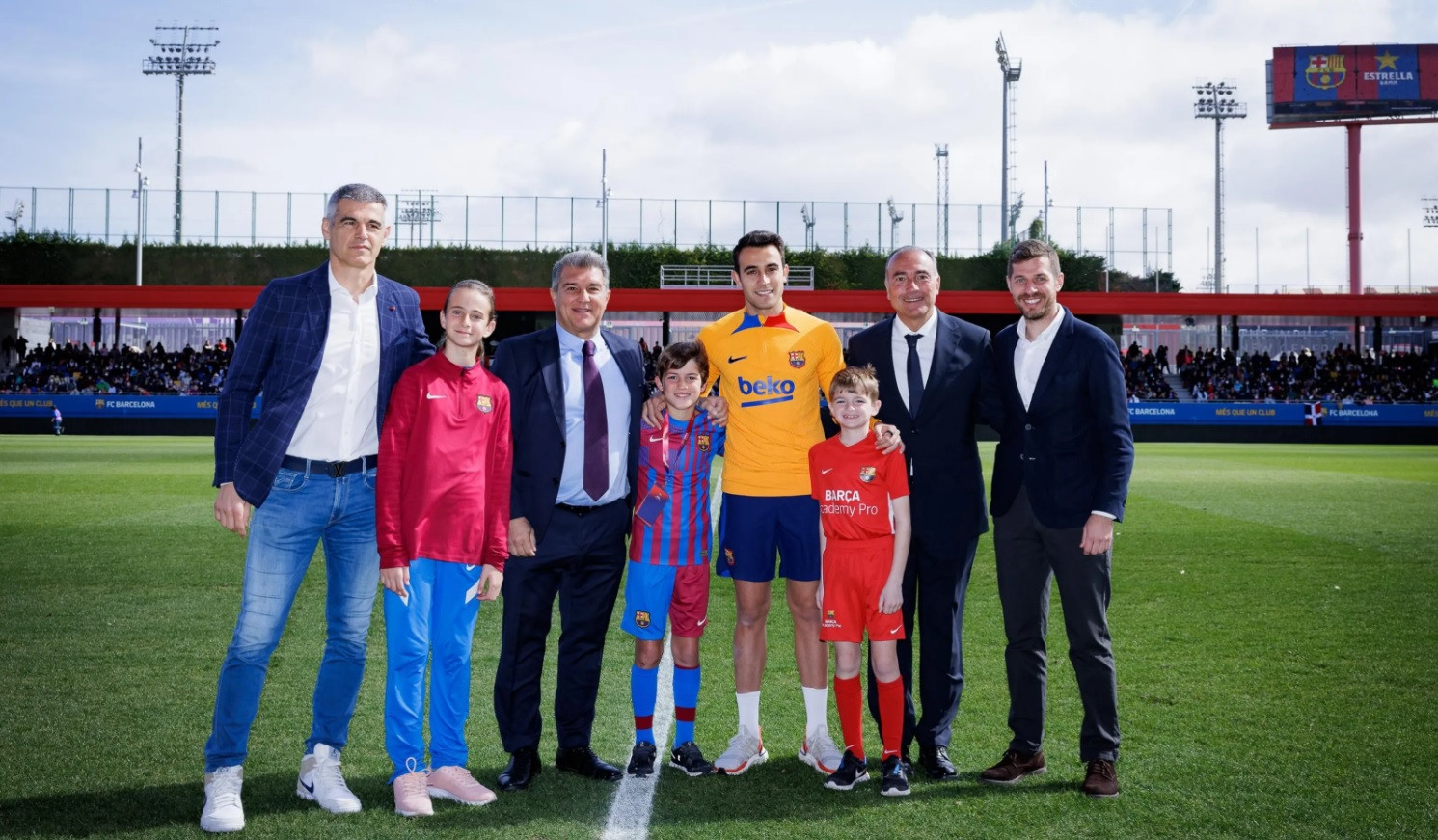 Éric García acompañando a Laporta en el estreno de la Barça Academy /FCB