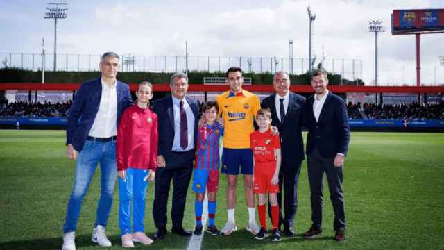 Éric García acompañando a Laporta en el estreno de la Barça Academy /FCB