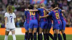 El abrazo del Barça Femenino, tras golear al Real Madrid, en la Champions League / EFE