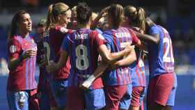 Las jugadoras del Barça femenino se abrazan tras marcar un gol ante el Valencia / FCB