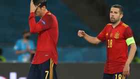 Morata se lamenta tras fallar una ocasión clara en el España-Suecia y Jordi Alba le consuela / RFEF