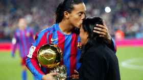 Ronaldinho, junto a su madre en su etapa en el Barça / EFE