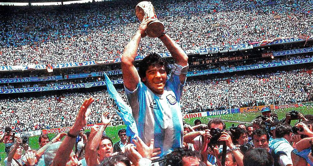 Diego Maradona con la Copa del Mundo / WIKIMEDIA COMMONS