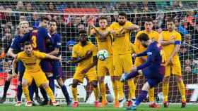 Messi chutando una falta la temporada pasada contra el Atlético de Madrid / EFE