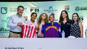 La fundadora de la Fundación Pies Descalzos, Shakira; la directora general de la Fundació Barça, Mària Vallès, y el director del Área Comercial y Educativa de la Fundación Bancaria “la Caixa”, Xavier Bertolín / EFE