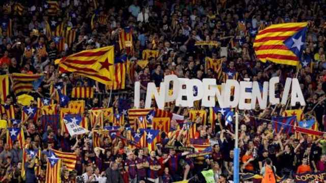 Una foto de archivo del Camp Nou con banderas independentistas / EFE