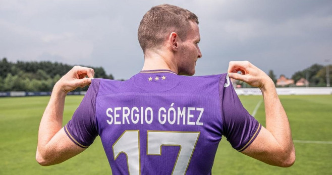 Sergio Gómez, canterano del Barça, posando con la camiseta del Anderlecht / EFE