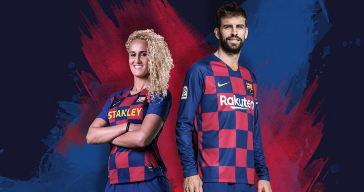 Kheira Hamraoui y Gerard Piqué posan con la nueva camiseta a cuadros del Barça / FCB