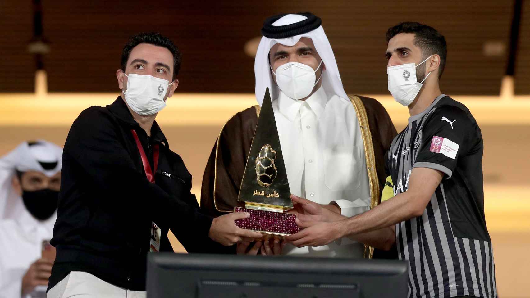 Xavi Hernández recogiendo el título de la Copa Príncipe 2020 / Al Sadd