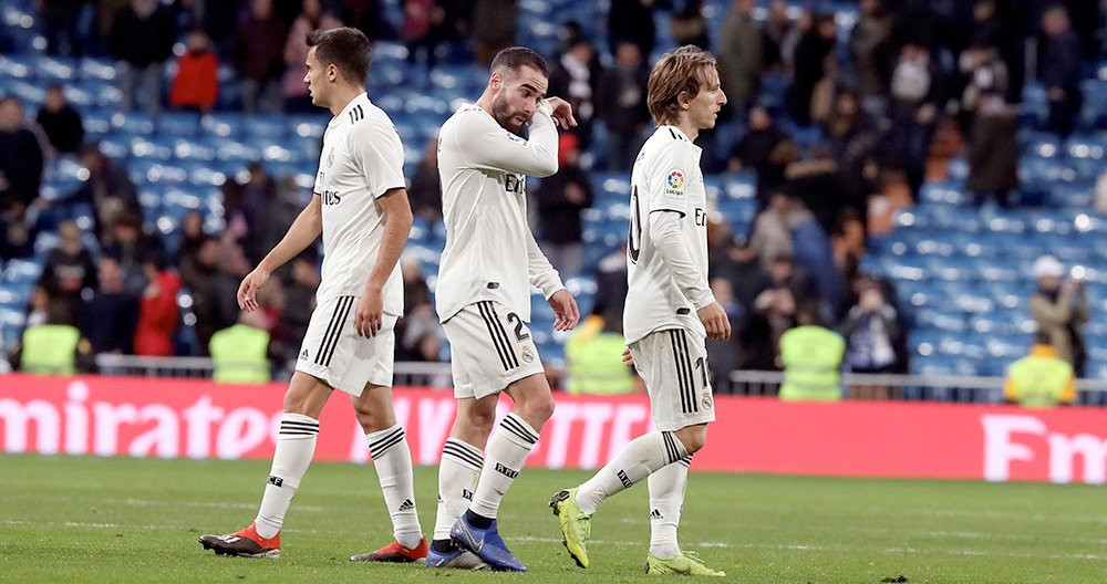 Los jugadores del Real Madrid (i-d) Sergio Reguilón, Dani Carvajal y Luka Modric, tras el partido ante la Real Sociedad / EFE
