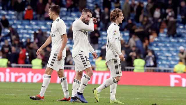 Los jugadores del Real Madrid (i-d) Sergio Reguilón, Dani Carvajal y Luka Modric, tras el partido ante la Real Sociedad / EFE