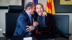 Joan Laporta se abraza a Dani Alves, entre risas, en la firma de su contrato con el Barça / FCB