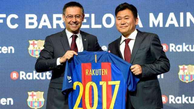 El fundador, presidente y director ejecutivo de Rakuten, Horishi Mikitani (d), junto al presidente del Barça, Josep Maria Bartomeu, en una de las firmas de patrocinio del equipo / EFE