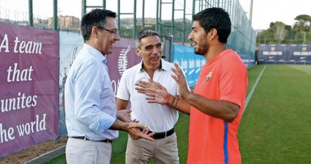 Bartomeu y Albert Soler hablan con Luis Suárez en una imagen de archivo / FCB