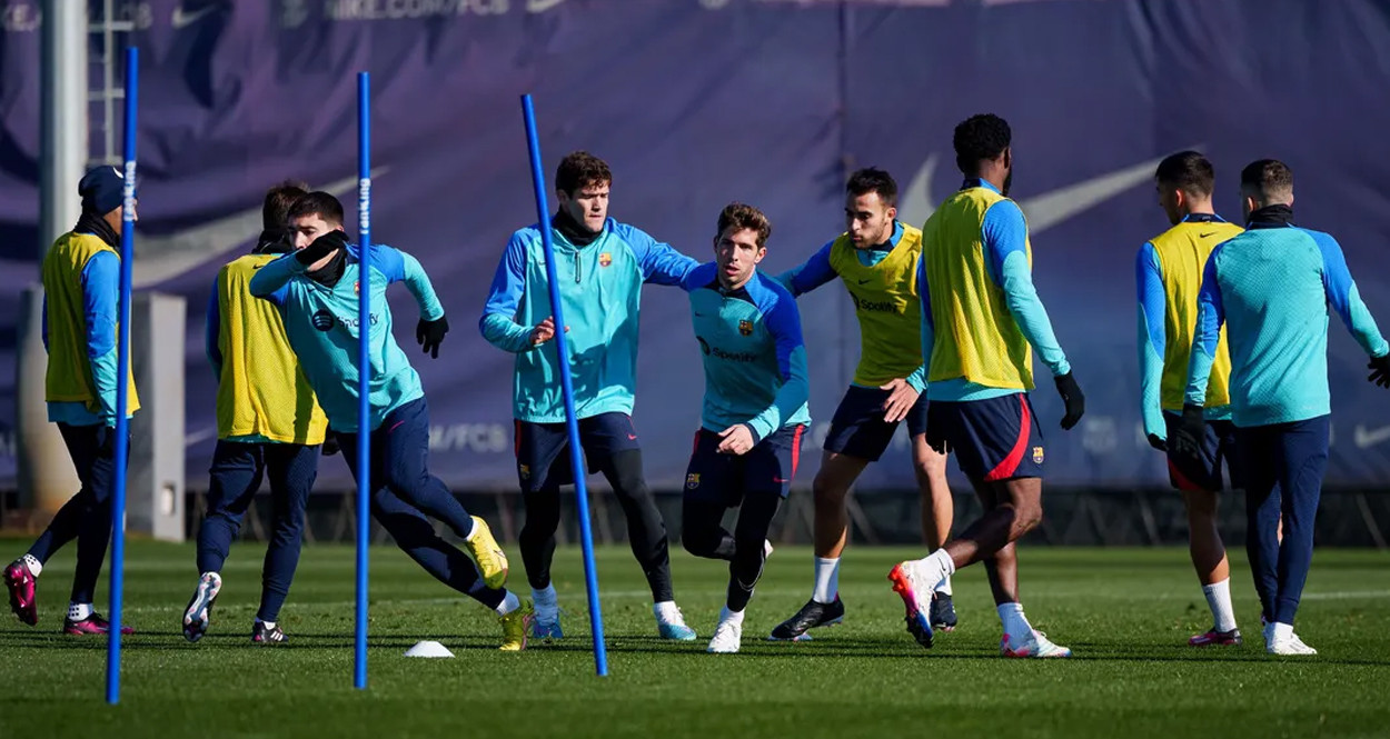 Los jugadores del Barça de Xavi, en un entrenamiento en la Ciutat Esportiva / FCB