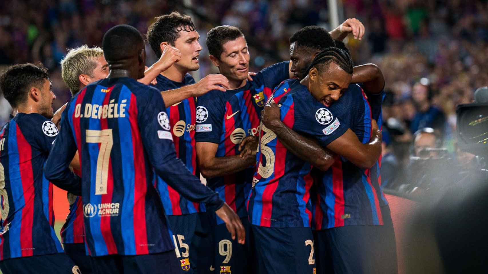 Koundé, Lewandowski, Christensen y Dembelé felicitan a Kessie tras su gol en Champions / EFE