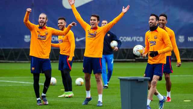 Eric García, Mingueza, Busquets y Aubameyang, sonrientes en el entrenamiento / FCB