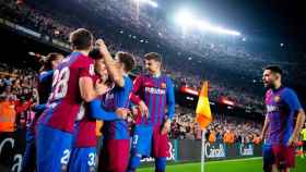 El Barça de Xavi celebrando su triunfo contra el Espanyol en el Camp Nou / FCB