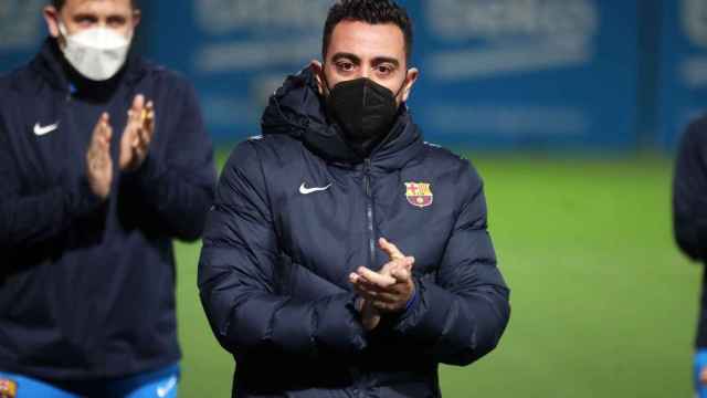 Xavi Hernández dirige el entreno del Barça / FCB