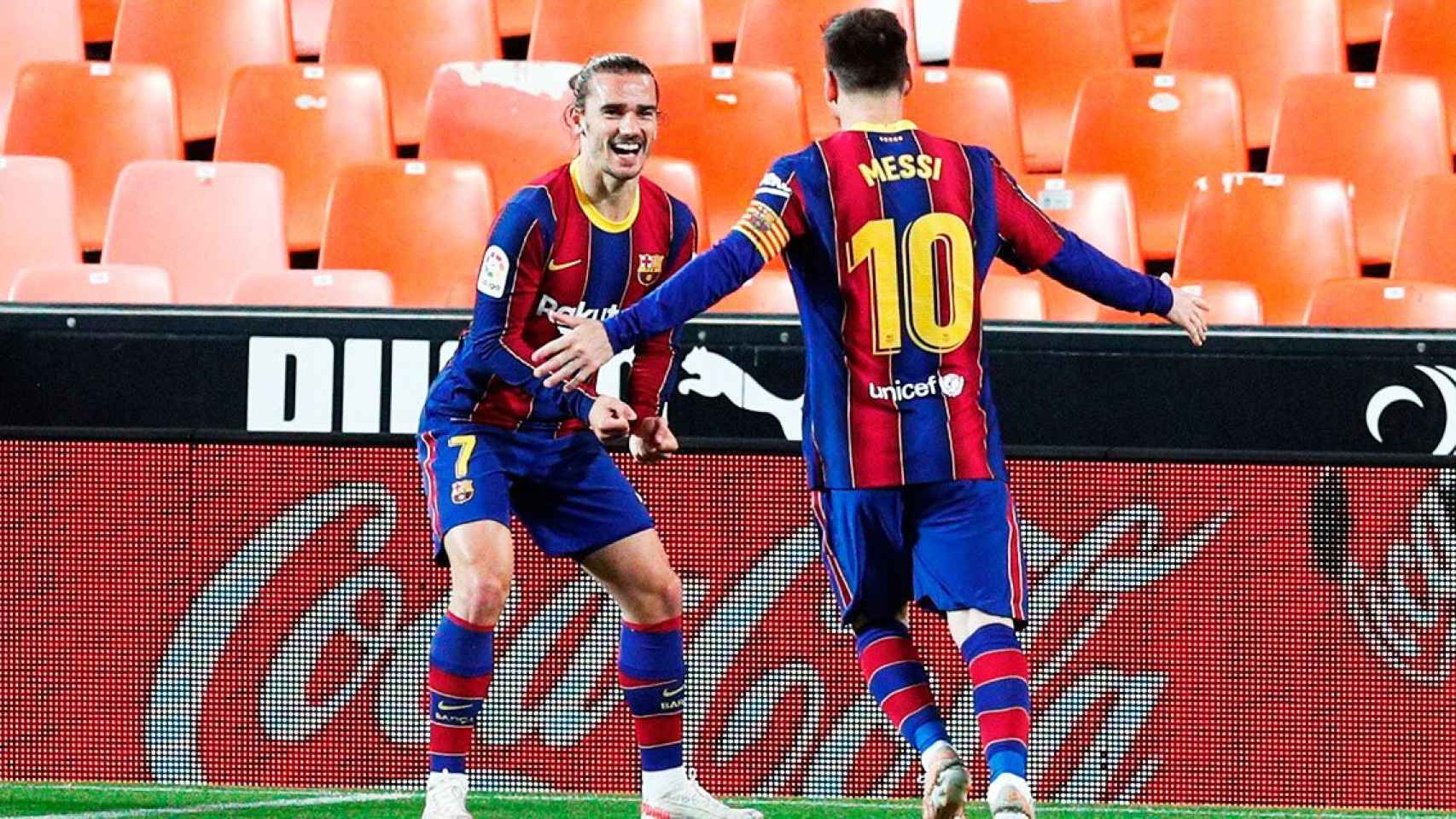 Messi y Griezmann celebran sus goles al Valencia / EFE