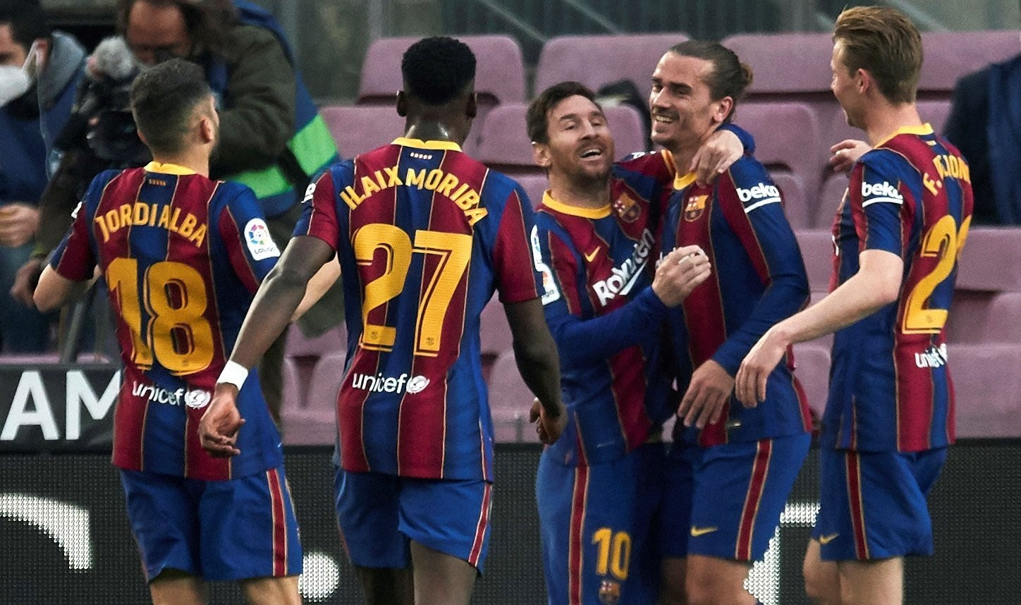 Leo Messi, Ilaix Moriba, Jordi Alba y De Jong celebran el gol de Griezmann al Granada / EFE