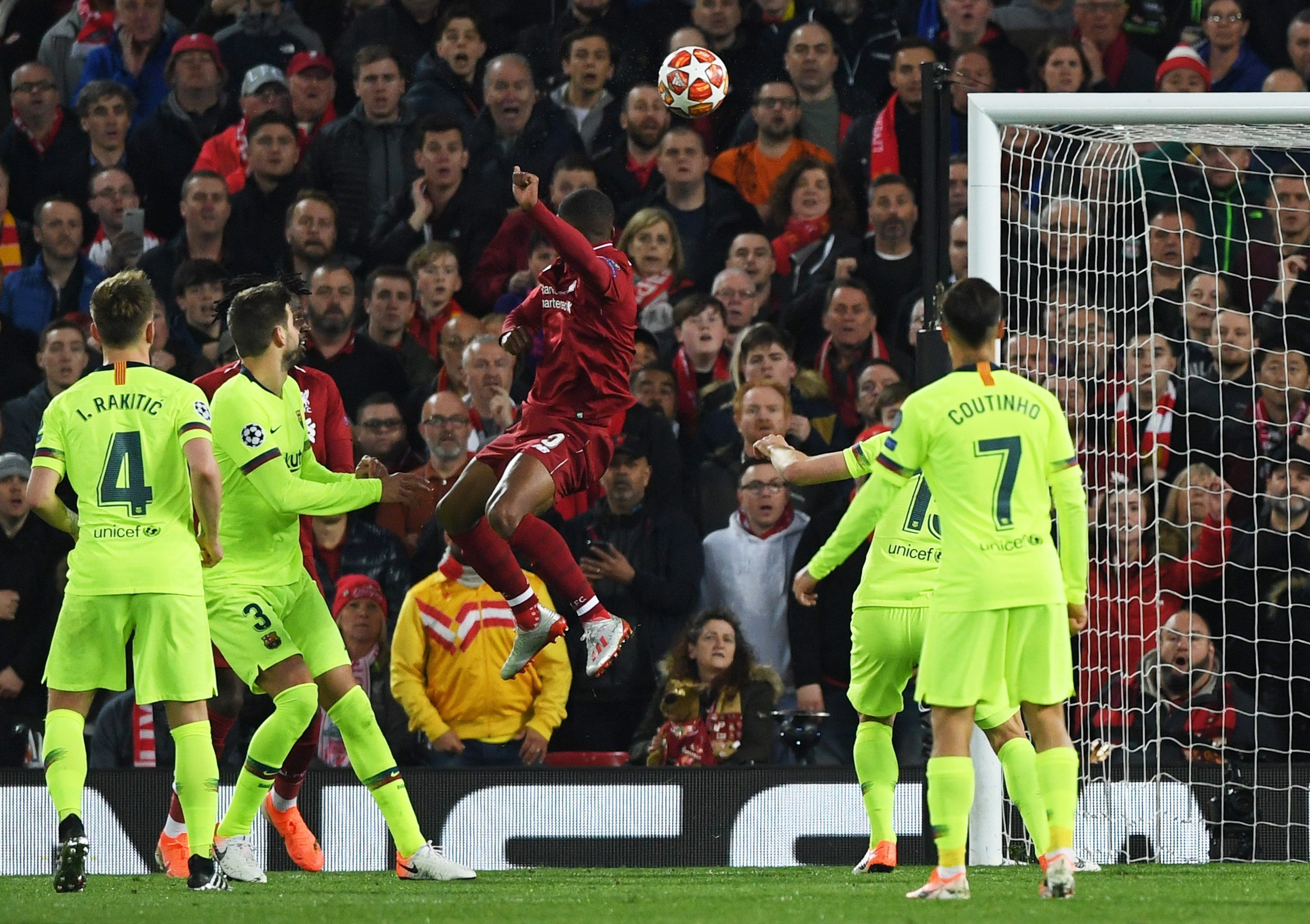 Un instante del partido entre el Liverpool y el Barça, en Anfield, en la Champions de 2019 / EFE