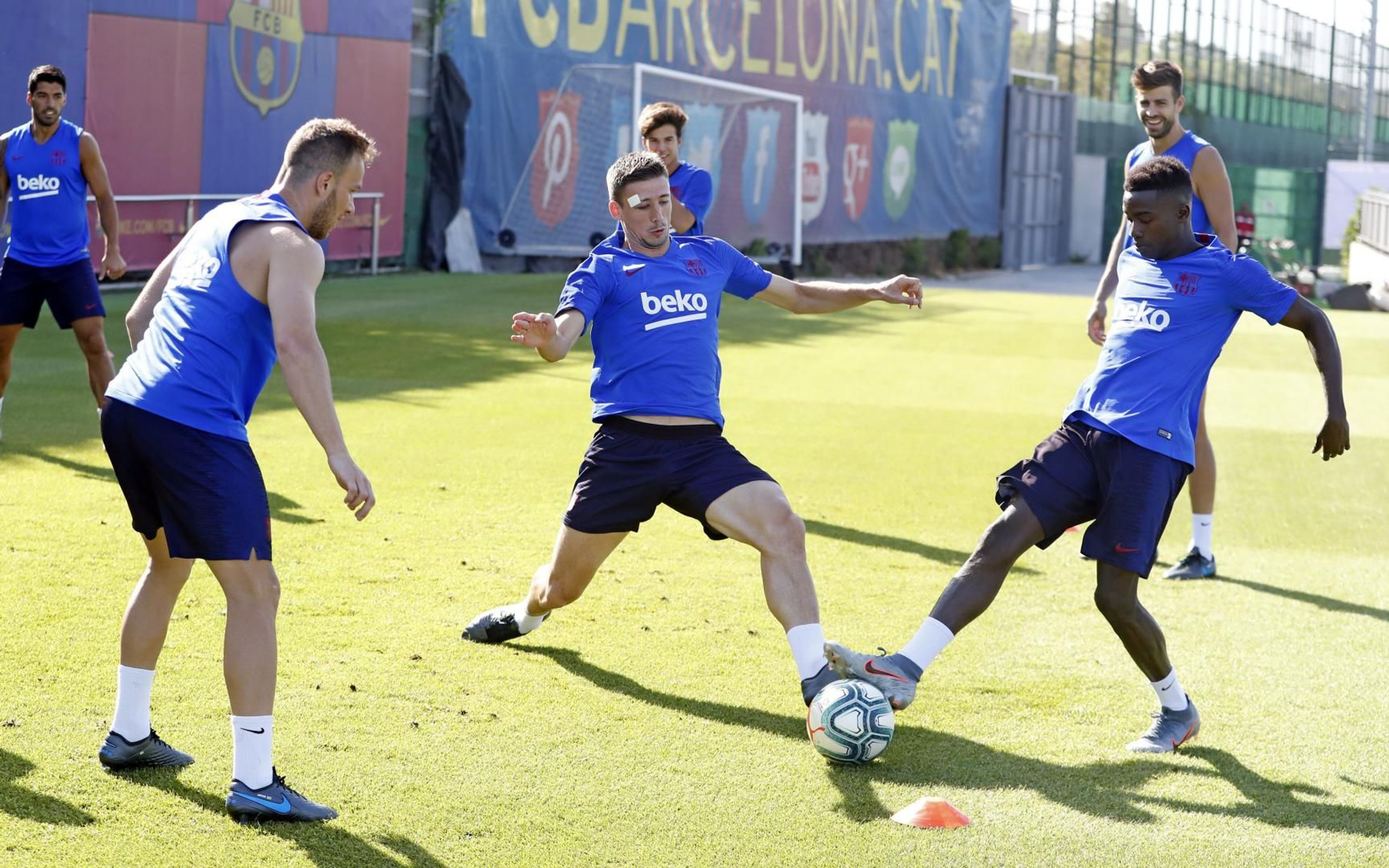 Moussa Wagué con Lenglet y Arthur en un rondo / FC Barcelona