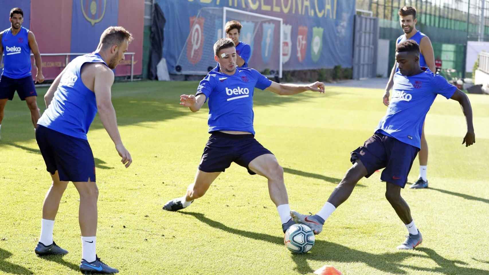 Moussa Wagué con Lenglet y Arthur en un rondo / FC Barcelona