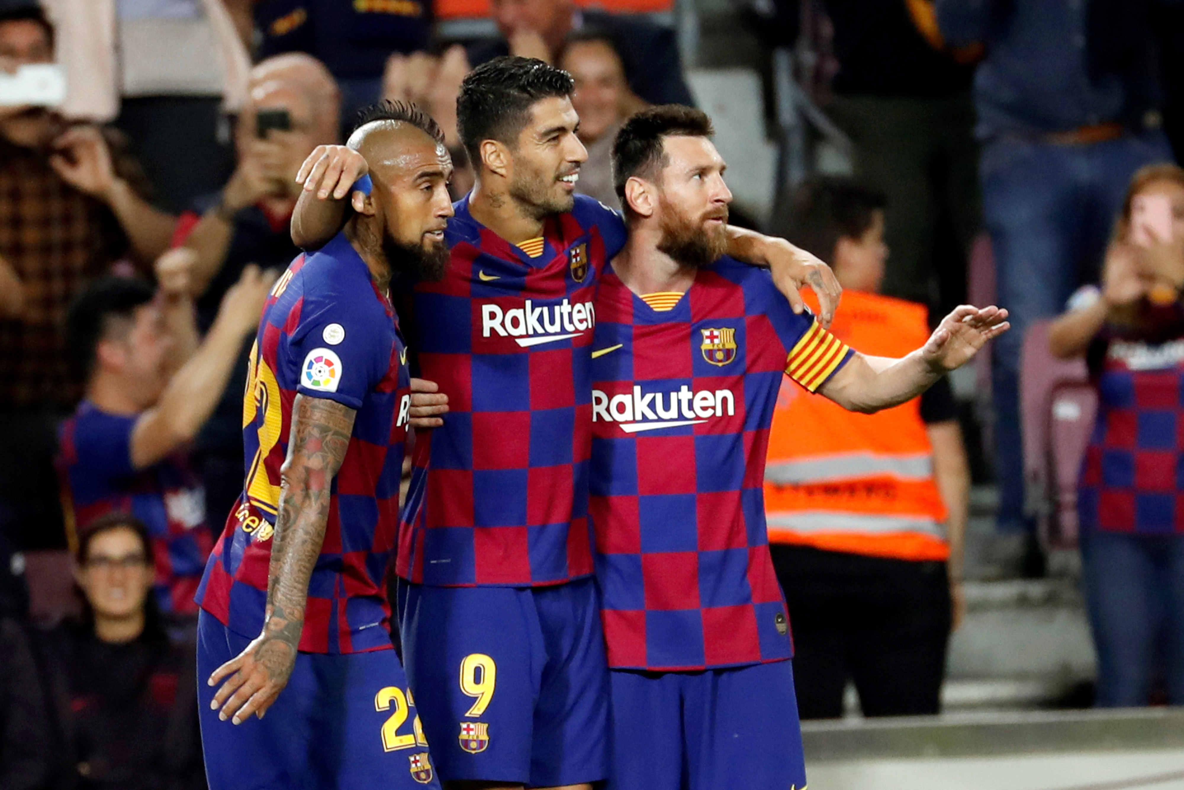 Una foto de Luis Suárez,  Leo Messi y Arturo Vidal celebrando un tanto al Sevilla / EFE