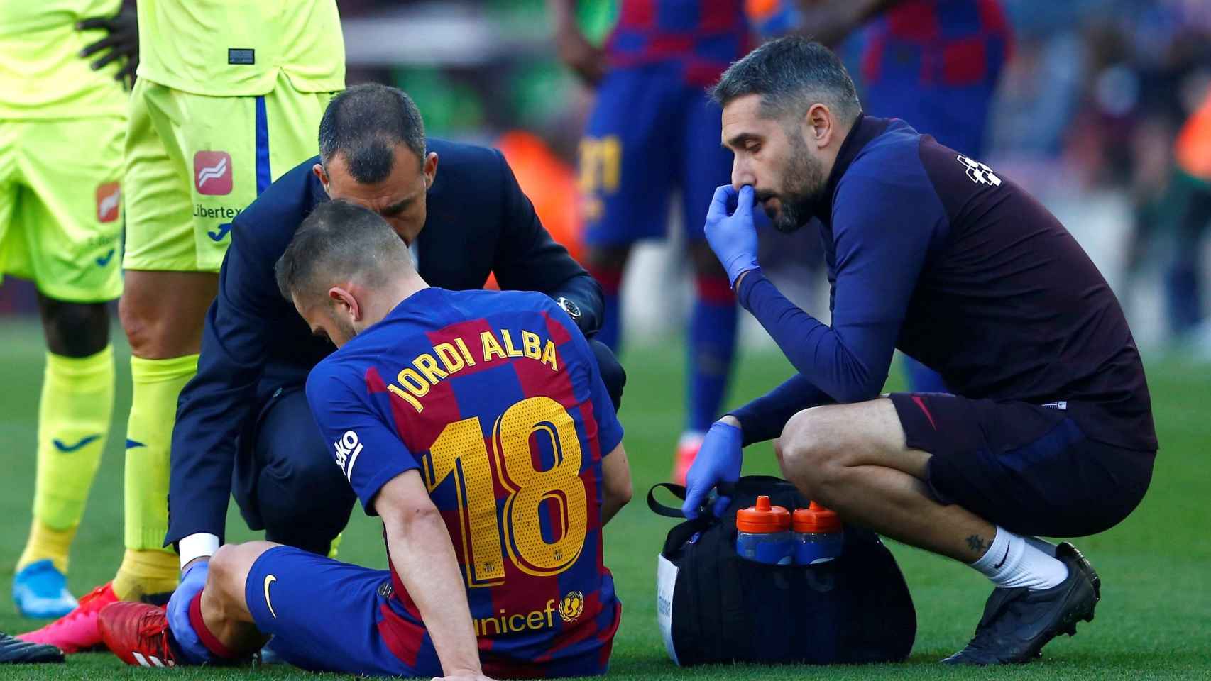 Jordi Alba siendo atendido por los servicios médicos / EFE