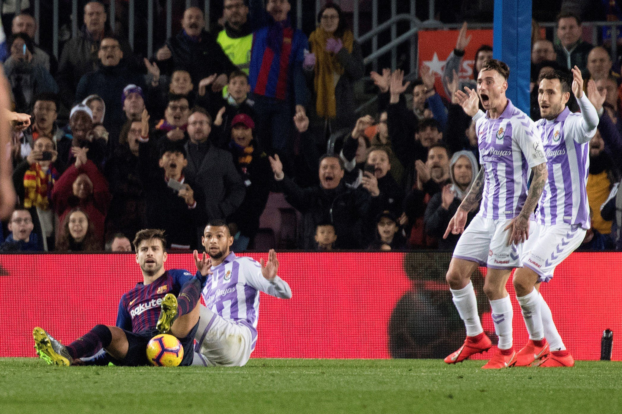 Gerard Piqué reclamando penalti en el Barça - Valladolid de este fin de semana / EFE
