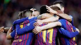Los futbolistas del Barça, abrazados tras marcar un gol / EFE
