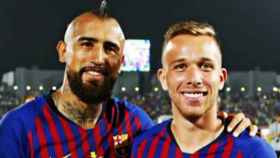 Arthur y Arturo Vidal tras ganar la Supercopa de España con el Barça / EFE