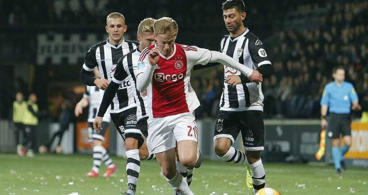 De Jong en una acción del Ajax contra el Heracles / EFE