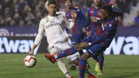 Una foto de Doukoure y Casemiro en el Levante - Real Madrid / EFE