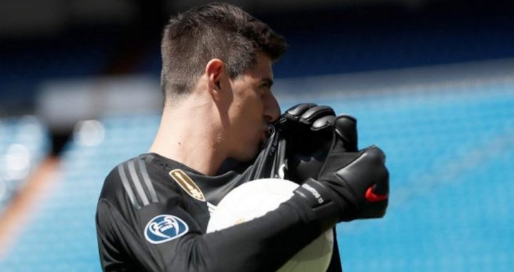 Una foto de Thibaut Courtois besando el escudo del Real Madrid / EFE