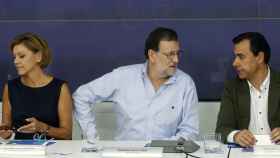 Mariano Rajoy, entre María Dolores de Cospedal y Fernando Martínez-Maillo / EFE
