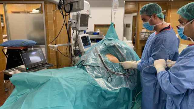 Un momento de la intervención con Nanoscope por el equipo del doctor Oscar Ares/ Quirónsalud