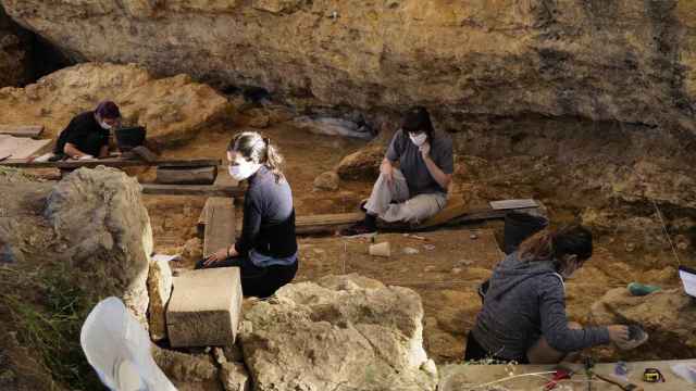 Un grupo de arqueólogos trabaja en una excavación de Girona / EP