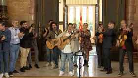 Miembros de la Plataforma per la Defensa de la Rumba Catalana actúan en el Parlament