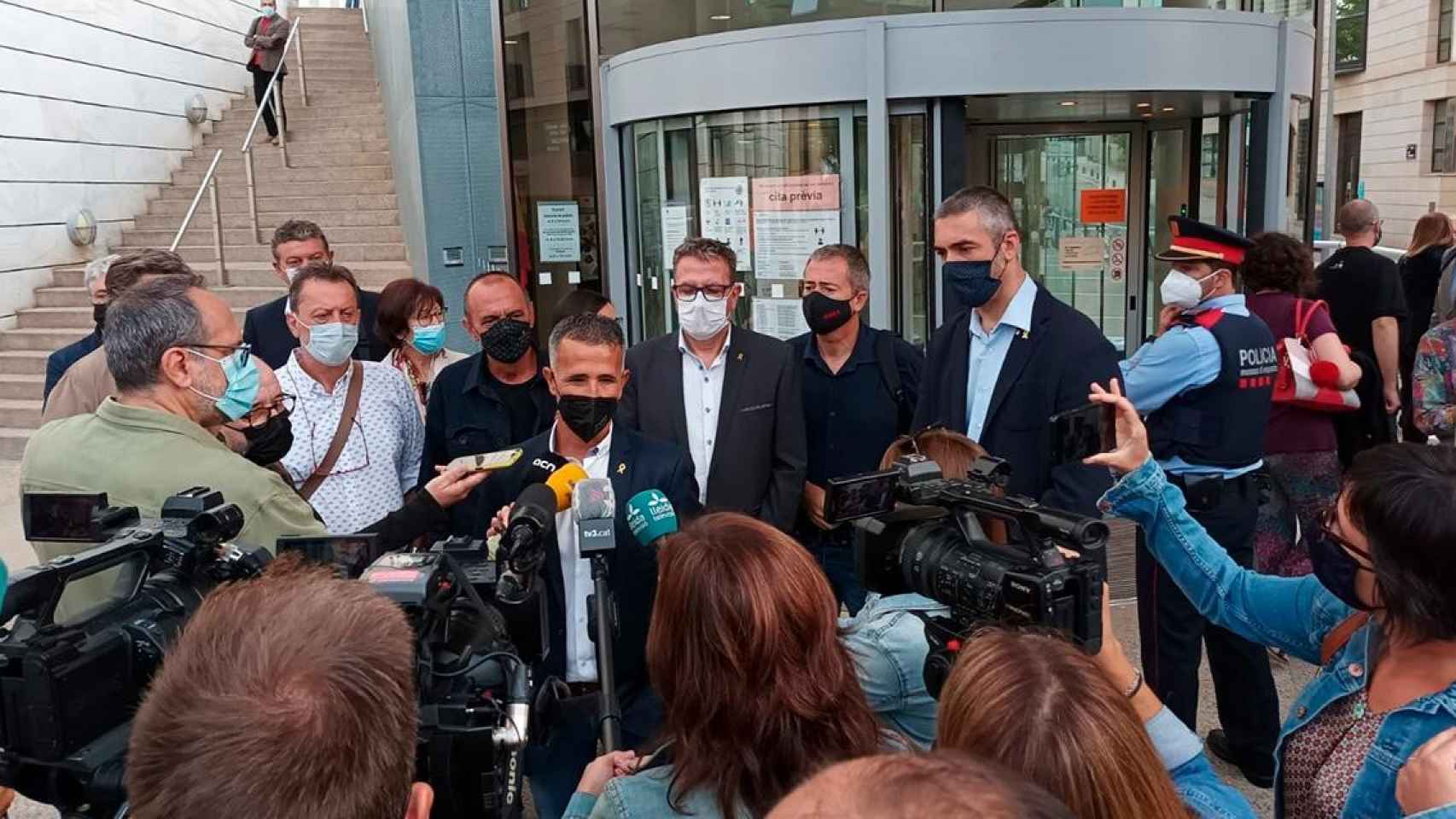 El exalcalde de Alcarràs Miquel Serra (c) en el juzgado de lo penal 3 de Lleida, que lo ha inhabilitado por tres meses / ERC