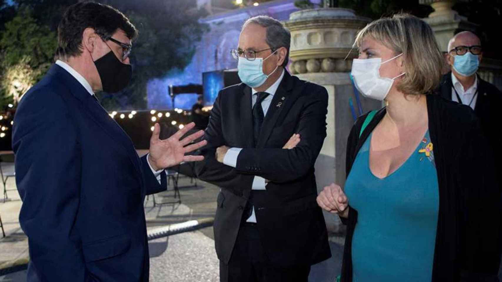 El presidente de la Generalitat, Quim Torra, y la consejera de Salud, Alba Vergés, hablando con el ministro de Sanidad Salvador Illa en el homenaje a las víctimas del coronavirus en Barcelona / EFE
