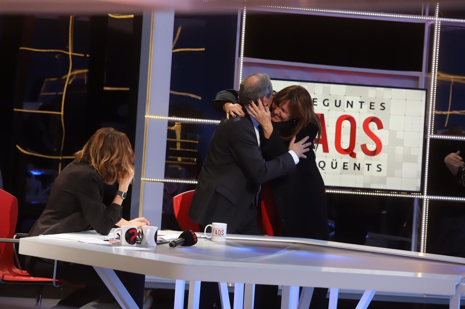 Laura Borràs, abrazando a Quim Torra en el programa 'FAQs' de TV3 en una imagen de archivo / @LauraBorras