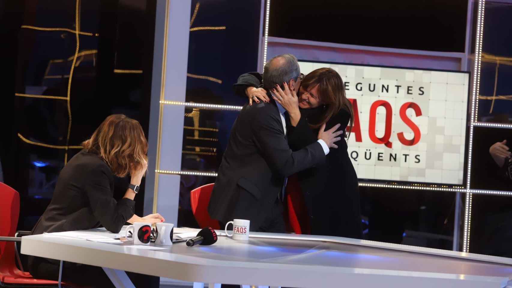 Laura Borràs, abrazando a Quim Torra en el programa 'FAQs' de TV3 en una imagen de archivo / @LauraBorras