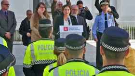Ada Colau (c), alcaldesa de Barcelona, en un acto oficial con agentes de la Guardia Urbana / EP