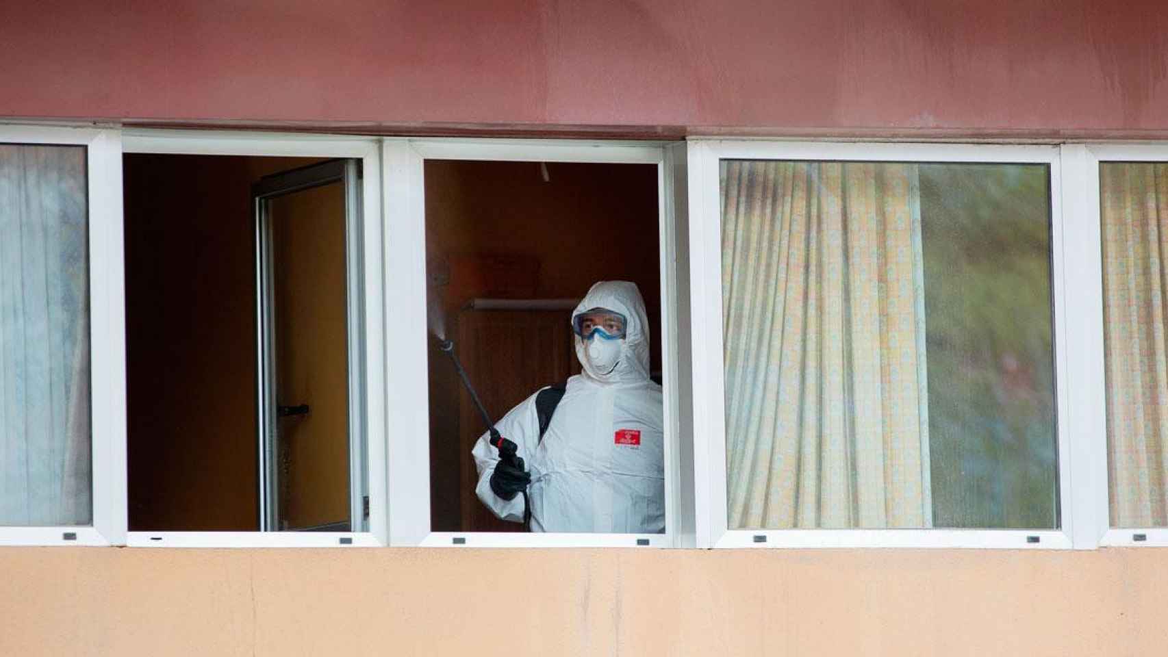 Imagen de un operario desinfectando una residencia de mayores / EFE