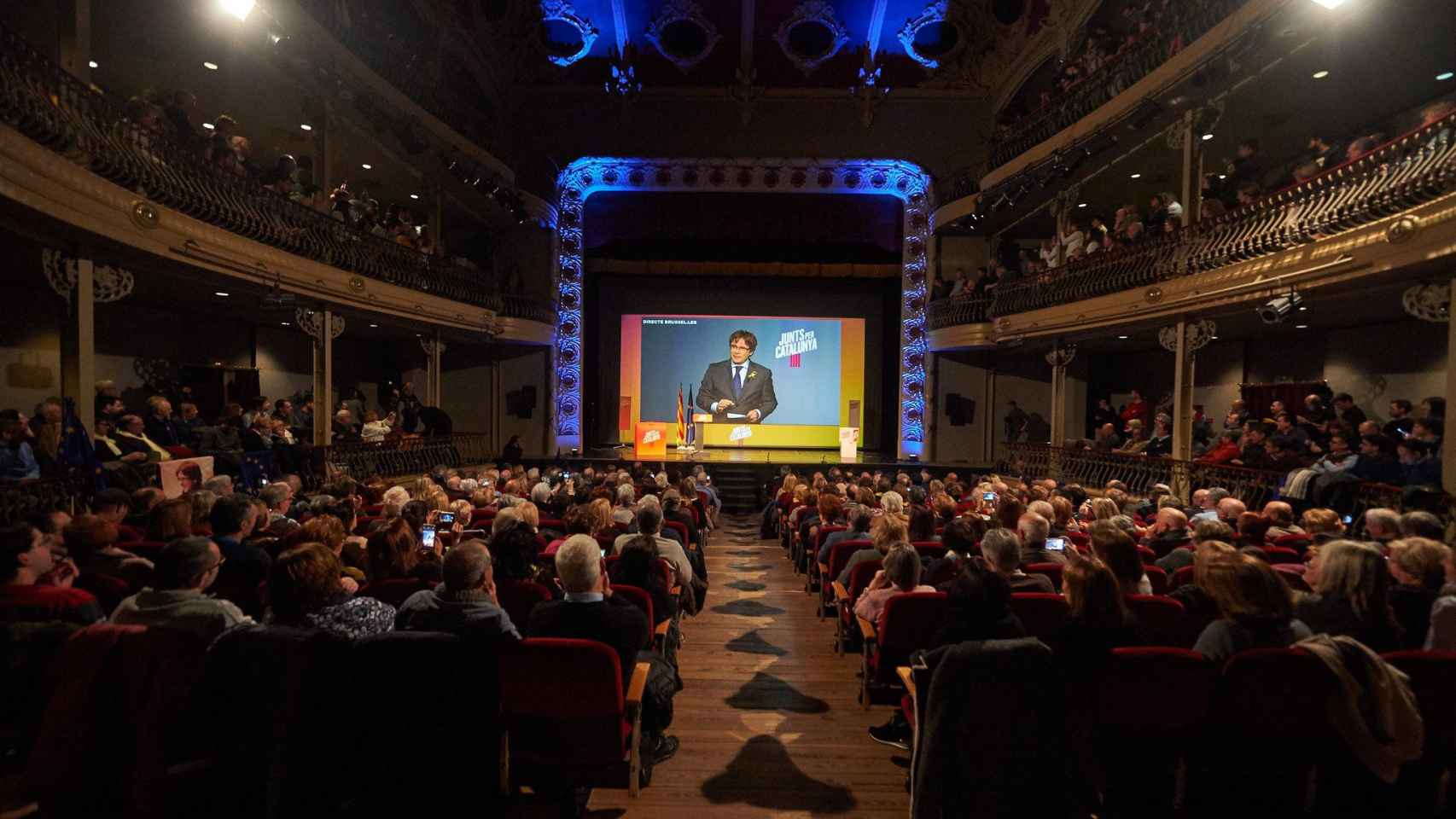 El expresidente Carles Puigdemont participa de forma telemática en un acto de Junts per Catalunya / EFE