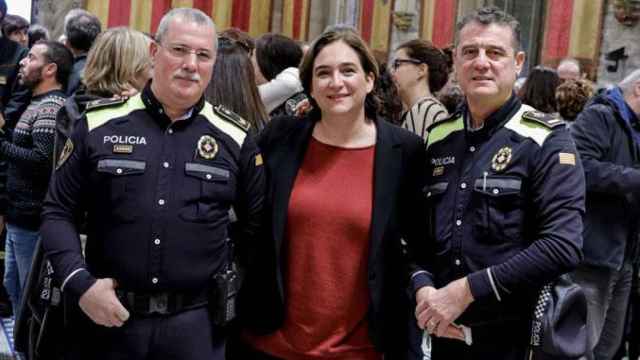 La alcaldesa de Barcelona, Ada Colau, con dos mandos del cuerpo de la Policia Local / AJ BCN
